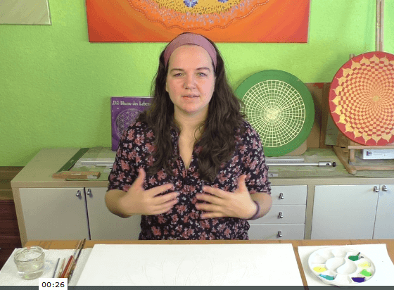 Energiebilder selber malen – Online Videomalkurs Mandala 4 Kursleiterin erklärt Mandala-Malkurs vor Kamera mit Farbpalette