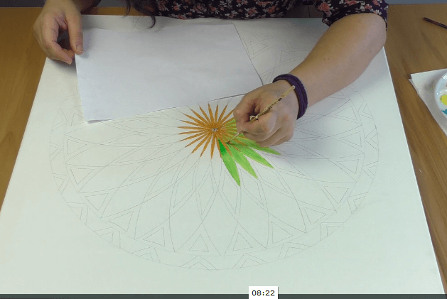 Energiebilder selber malen – Online Videomalkurs Mandala 29 Kunstwerk mit grünen und orangefarbenen Mandala-Elementen wird bemalt