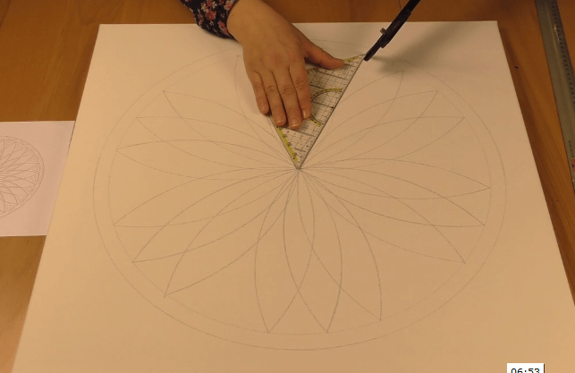 Energiebilder selber malen – Online Videomalkurs Mandala 30 Hände konstruieren Mandala mit Zirkel und Lineal auf großem Papier
