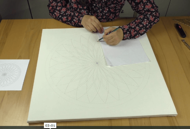 Energiebilder selber malen – Online Videomalkurs Mandala 32 Hand zeichnet feines Mandala-Muster mit Bleistift auf weißem Papier