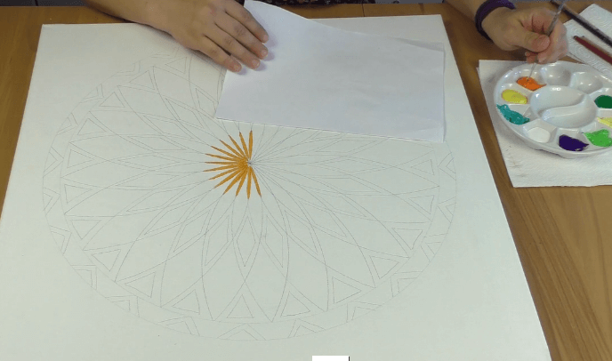 Energiebilder selber malen – Online Videomalkurs Mandala 33 Hände malen erste Farben in Mandala-Mitte mit Aquarellpinseln