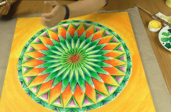 Energiebilder selber malen – Online Videomalkurs Mandala 34 Fertig ausgemaltes Mandala mit gelbem Hintergrund, symmetrische orangegrüne Farbgebung