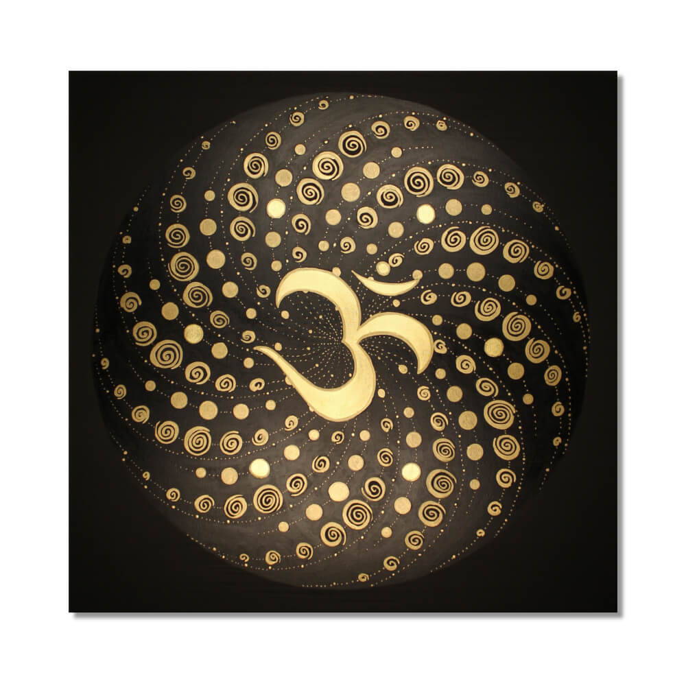 Energiebilder selber malen – Online Videomalkurs Mandala 5 Schwarzes Mandala mit Spiralen und Mond-Symbol in 24 Karat Blattgold auf dunklem Hintergrund