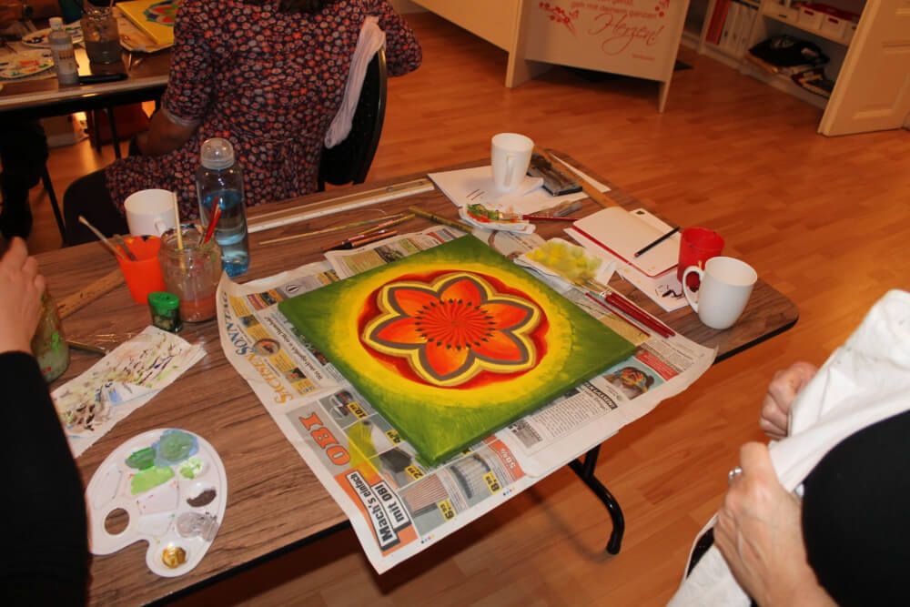 Energiebilder selber malen – Online Videomalkurs Mandala 15 Orangerotes und gelbes Blüten-Mandala auf weißem Untergrund mit Malpinseln
