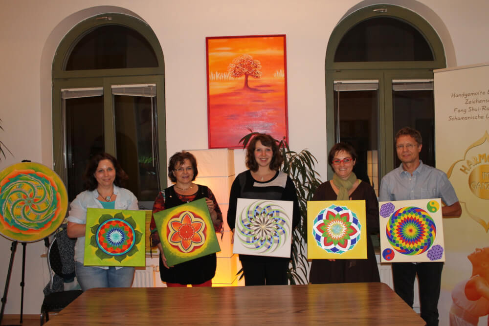 Energiebilder selber malen – Online Videomalkurs Mandala 25 Fünf Personen präsentieren ihre farbenfrohen Mandala-Kunstwerke zur Abschlussgalerie