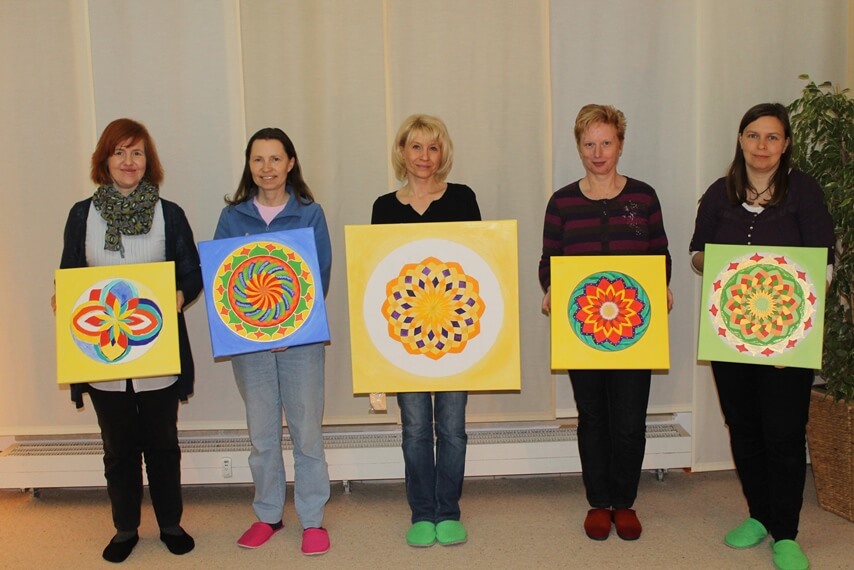 Energiebilder selber malen – Online Videomalkurs Mandala 26 Fünf Frauen präsentieren fertig gemalte bunte Mandalas auf gelbem und grünem Hintergrund