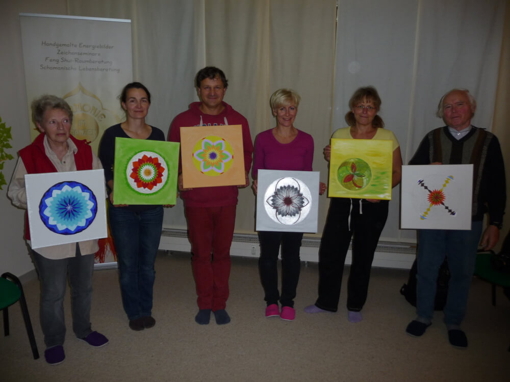Energiebilder selber malen – Online Videomalkurs Mandala 27 Sechs Personen halten selbst gemalte Mandalas in verschiedenen Farben und Designs