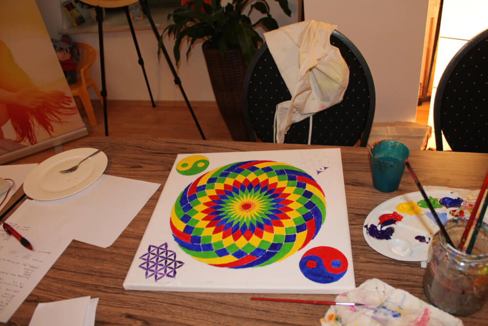 Energiebilder selber malen – Online Videomalkurs Mandala 19 Farbiges Mandala mit geometrischem Muster in Rot, Blau, Gelb und Grün