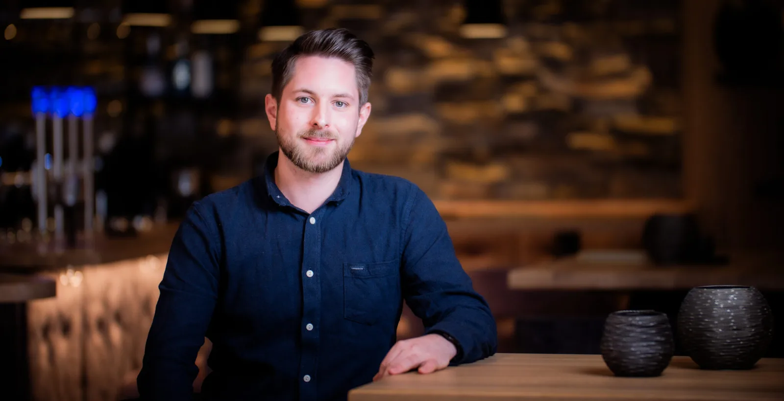 Porträt von Dominik in moderner Ambiente, Trainer oder Coach der HIH Academy