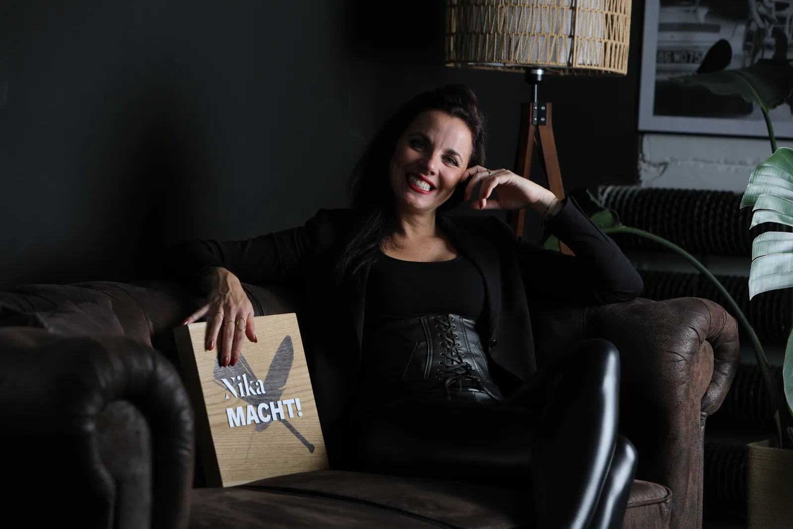 Nika Macht, Autorin von Entdecke Deine innere Domina, in selbstbewussster Pose