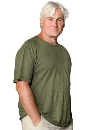 Porträtfoto von Uwe Albrecht, Mann mit weißem Haar in olivgrünem T-Shirt