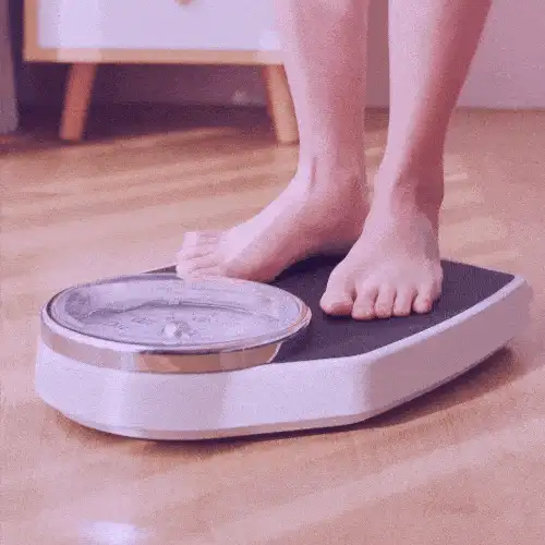 GIF-Animation weibliche Füße auf Waage zum Wiegen der Gesundheitsfortschritte