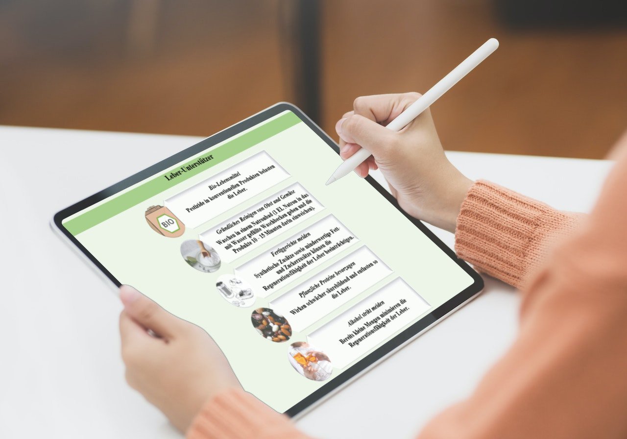 iPad-Tablet-Screen zeigt Leber-Inhaltsseite mit grünem Header und medizinischen Icons
