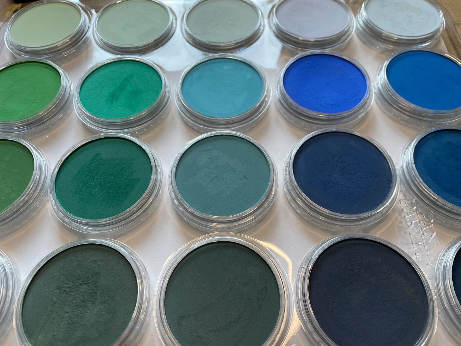 25 PanPastel Farben in Gläsern arrangiert, Farbpalette Grün bis Blau