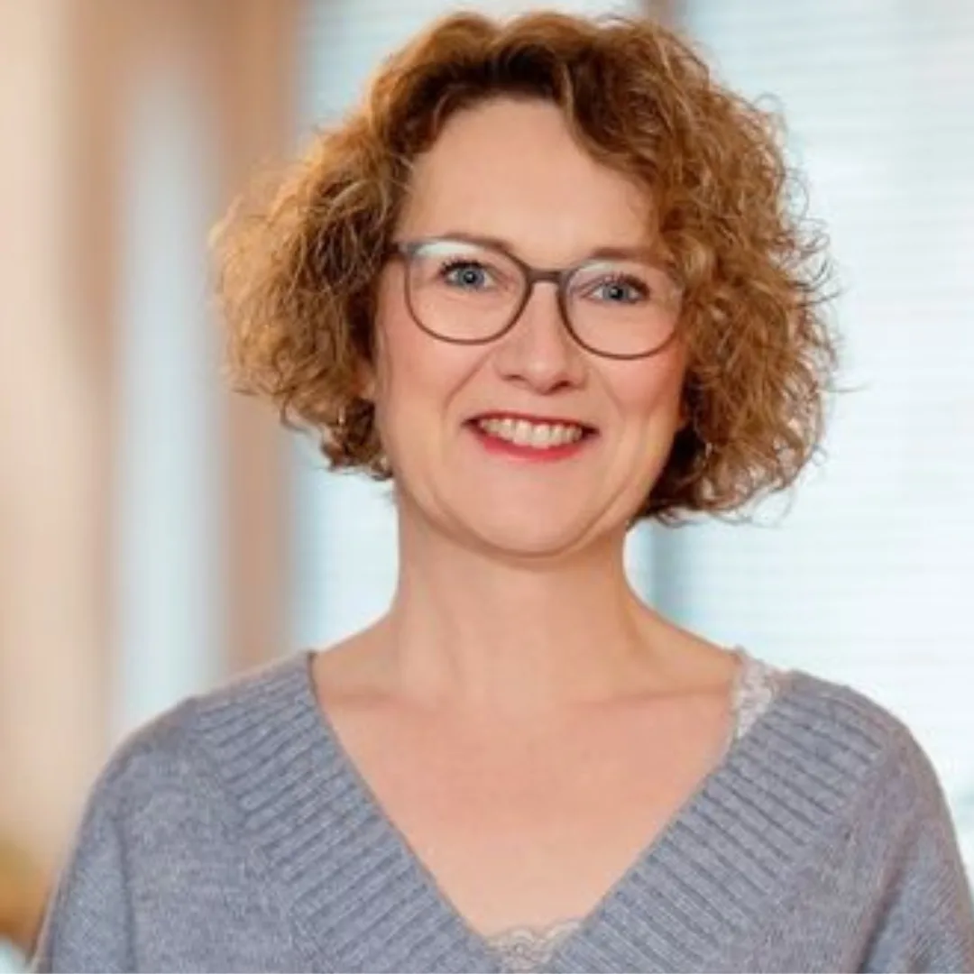 Porträt Kaia mit rötlichbraunem Haar und Brille, professional Headshot