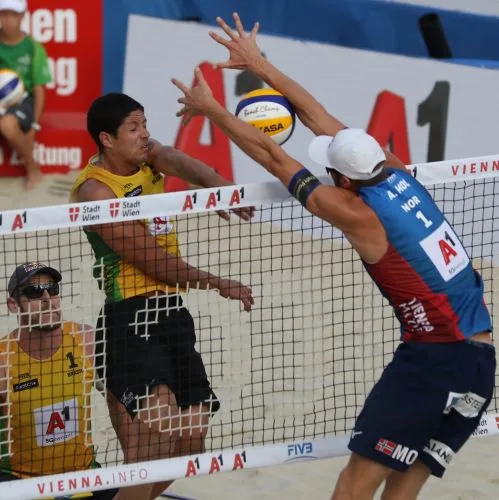 Trainer demonstriert Blockingposition beim Volleyball