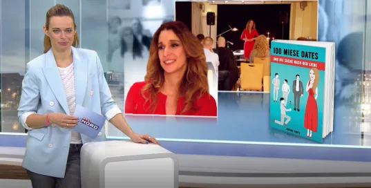Moderatorin im Studio mit Buch-Mockup und RTL Nord Kulisse, TV-Auftritt