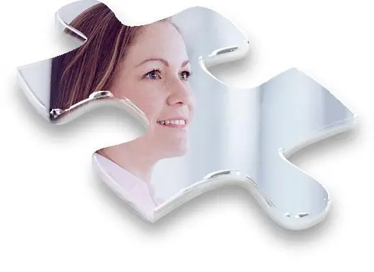 Lächelnde Frau mit dunklen Haaren, in weißes Puzzleteil integriert, symbolisiert Erfolg und persönliche Entwicklung