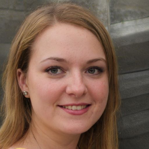 Porträt einer jungen Frau mit rötlichem Haar und Lächeln, Kundenstimme