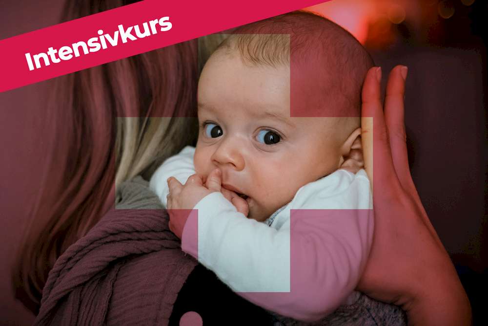 Baby wird von Erwachsenen gehalten, Intensivkurs Text-Overlay