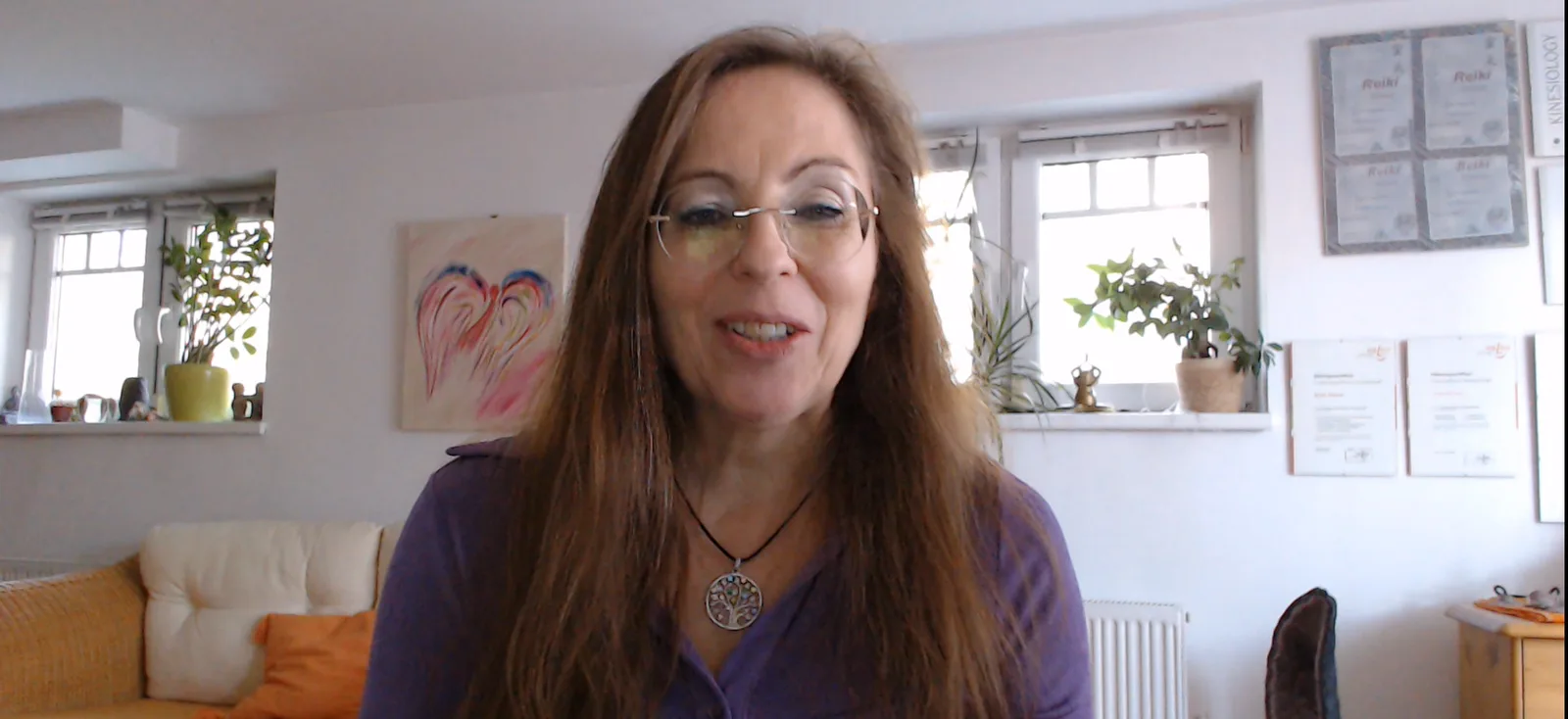 Erste Hilfe Meditation – Stress lass nach von Sonja Brauner 1 Video-Standbild Sonja Brauner sprechend in hellem Wohnzimmer