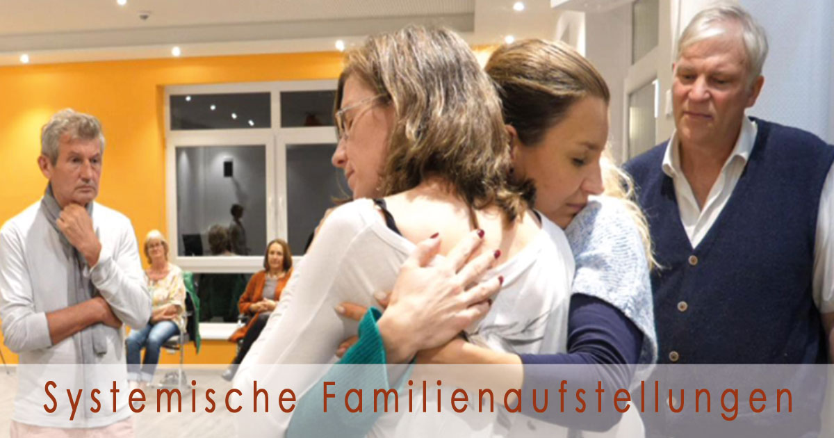 Foto von Systemischer Familienaufstellung Workshop mit mehreren Personen in emotionaler Interaktion