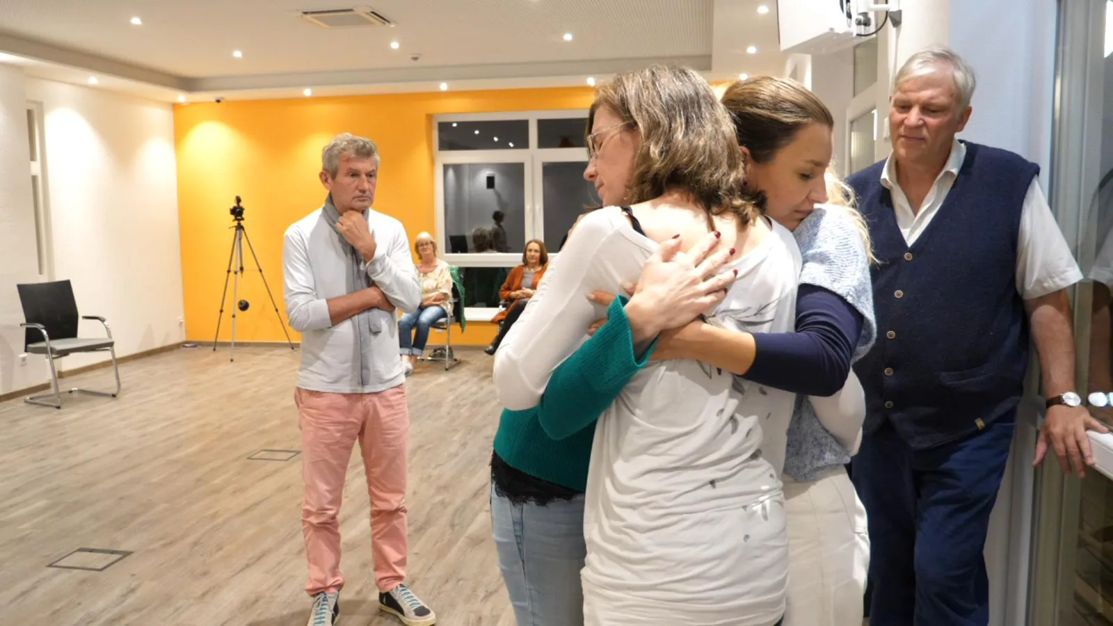 Standbild aus Video-Workshop mit Harald Kriegbaum und Teilnehmern bei Systemischer Familienaufstellung in Veranstaltungsraum