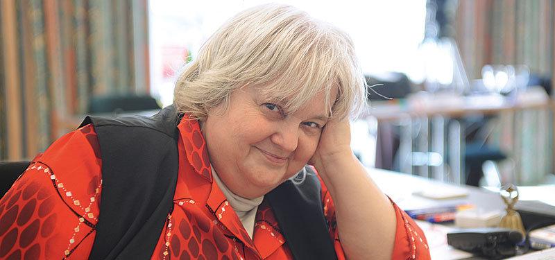 Vera F. Birkenbihl, Gründerin der Birkenbihl-Sprachmethode, lächelnd im Porträt