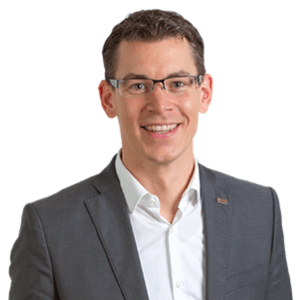 Porträt von Michael J. Toppelreiter, Mann mit Brille im Businessanzug