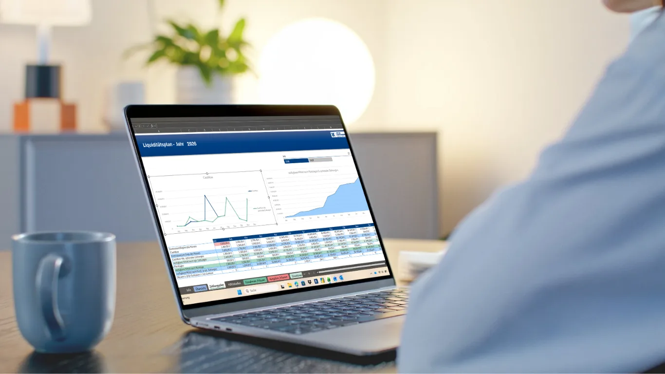 Excel Liquiditätsplanung – Tabellenvorlage für Cashflow 1 Laptop mit Liquiditätsplan-Software auf Schreibtisch in modernem Büroumfeld mit Kaffeetasse