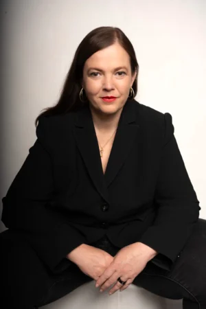Petra Binder Porträt schwarzer Blazer rotes Lippenstift – professionelle Headshot