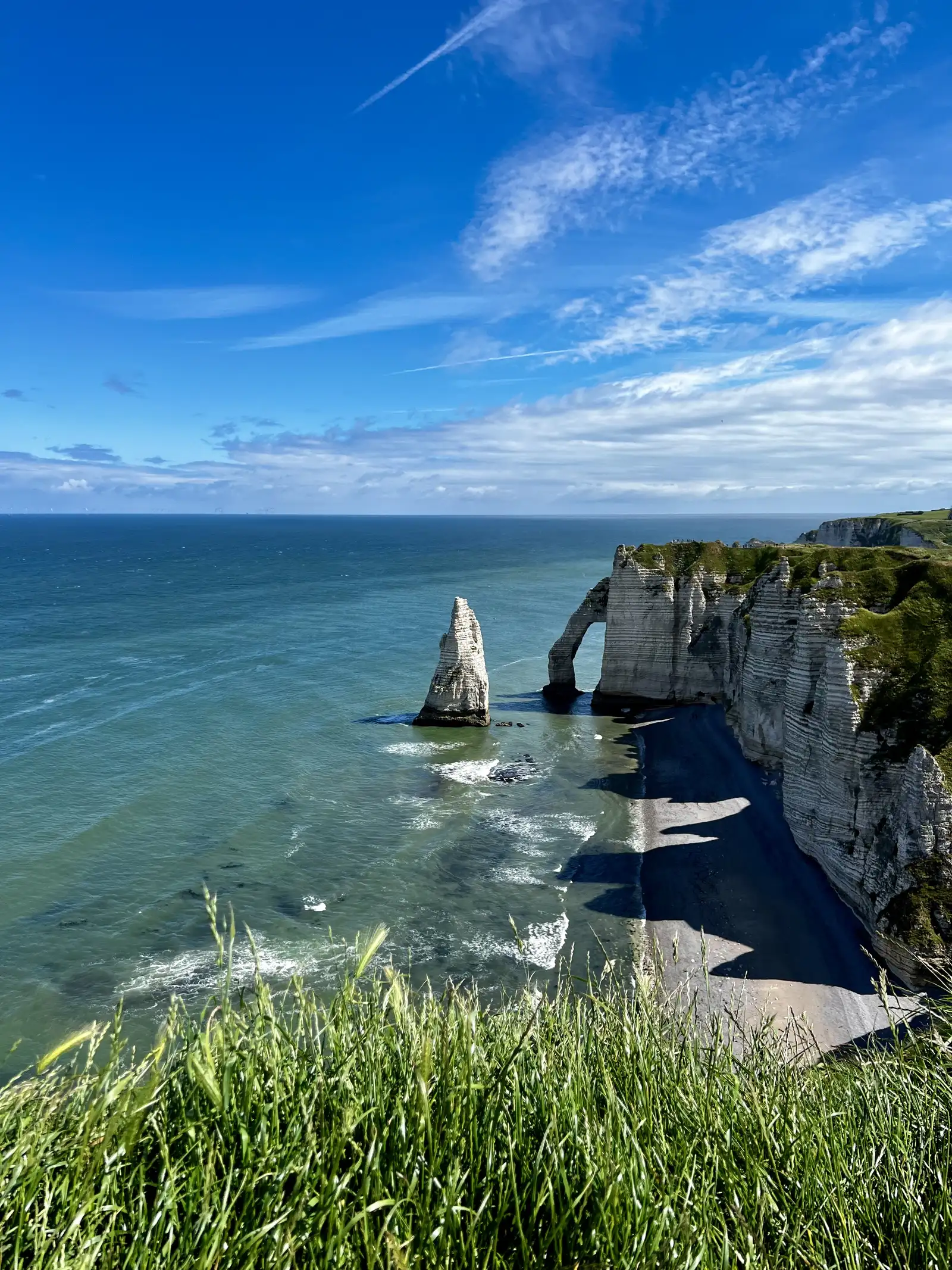Dramatische Meereslandschaft mit Klippen unter blauem Himmel, Symbol für Resilienz