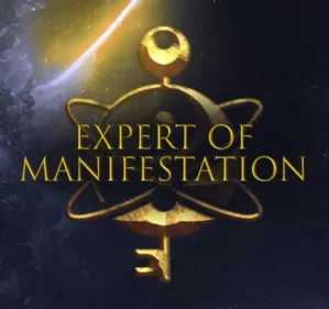 Expert of Manifestation Logo mit goldenem Schlüssel und Engelsflügeln auf kosmischem Hintergrund