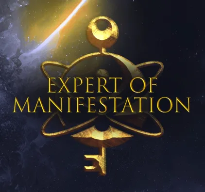 Expert of Manifestation Logo mit goldenem Schlüssel und Engelsflügeln auf kosmischem Hintergrund
