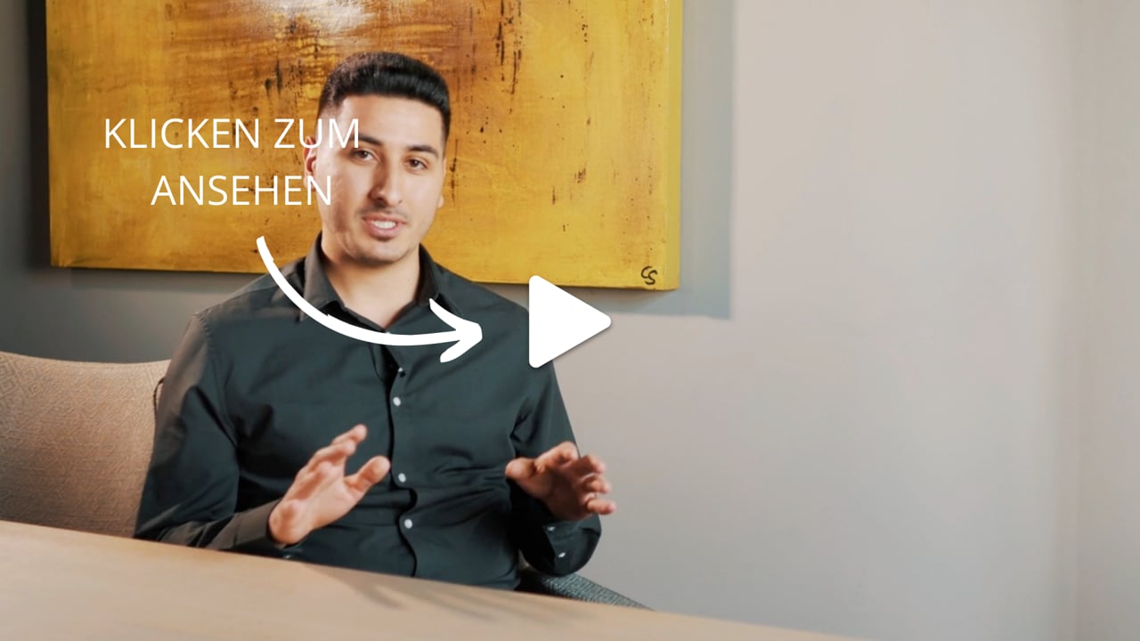 Experten-MasterClass – Webinar zur Leadgewinnung von Dawid Przybylski 3 Videostandbild: Mann vor gelbem Kunstwerk sprechend mit Play-Button