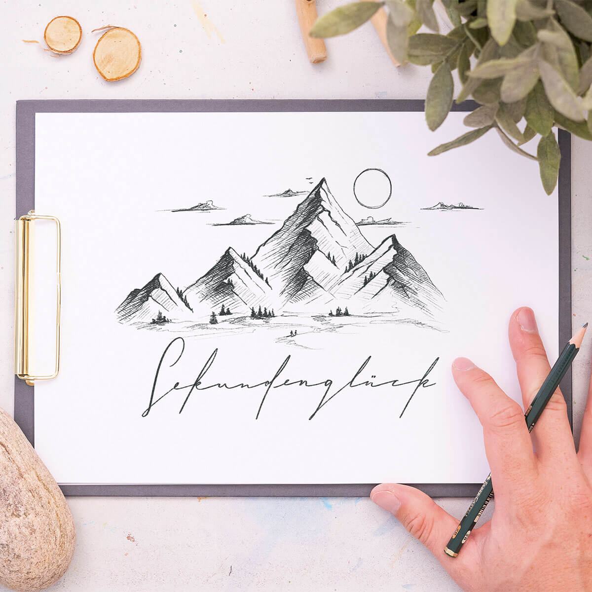 Extended Lettering Guide – E-Book zu breiten Schriftzügen 8 Handlettering 'Sekundenglueck' mit Bergillustration und Naturskizzen auf Papier