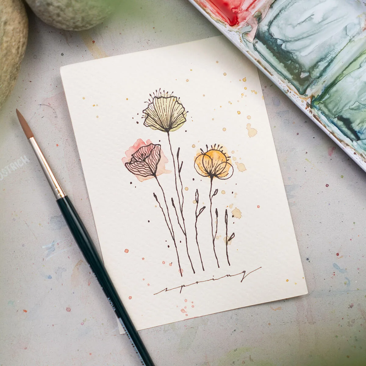 Extended Lettering Guide – E-Book zu breiten Schriftzügen 9 Handlettering 'spring' mit gezeichneten Blüten und Aquarellfarbe auf weißem Papier