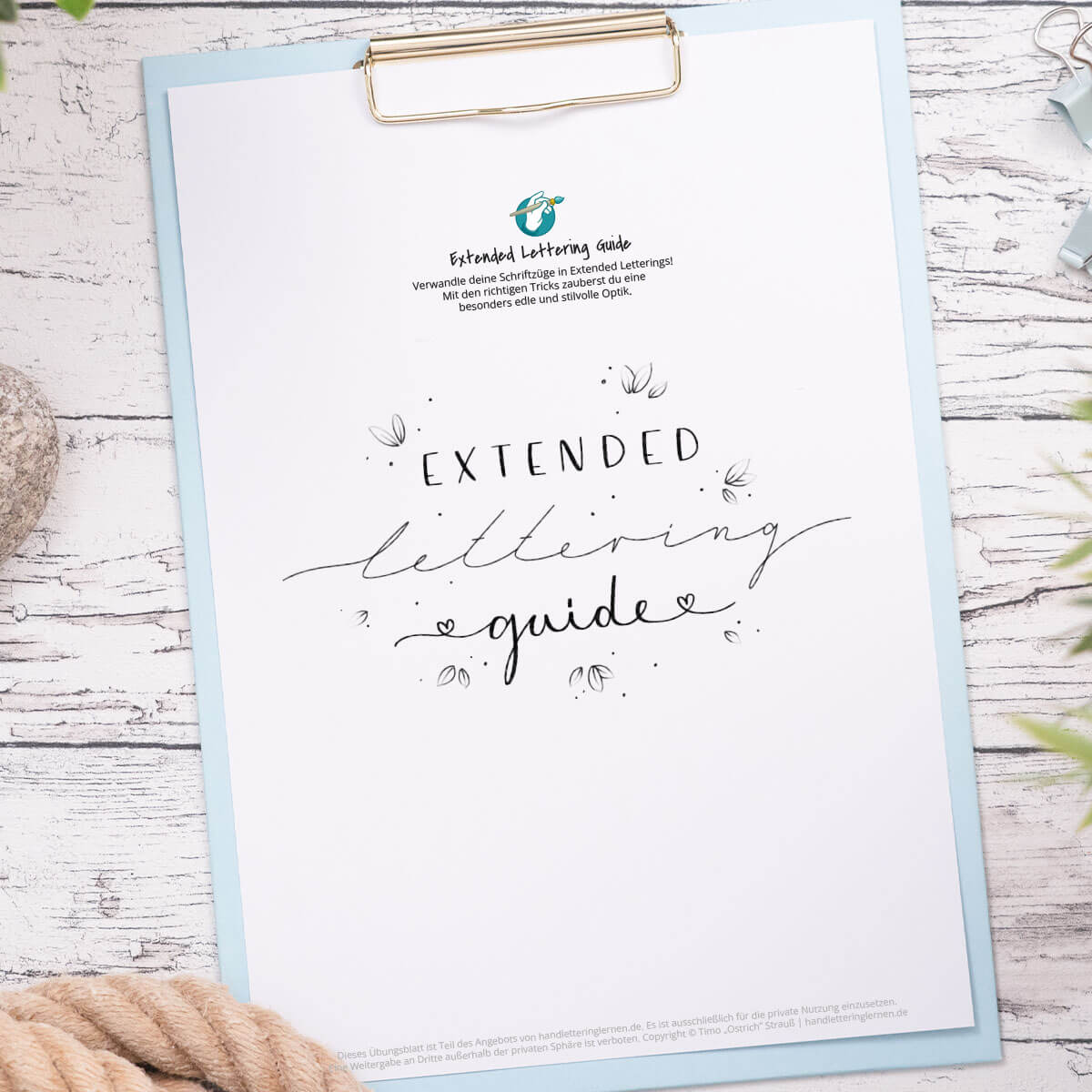 Extended Lettering Guide – E-Book zu breiten Schriftzügen 1 Extended Lettering Guide Cover auf Clipboard mit Handlettering und Dekorationselementen