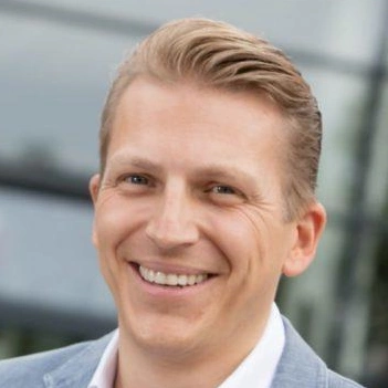Face Master – Videokurs zum Gesichtlesen von Maxim Mankevich 6 Portrait Tobias Beck, Mann mit blonde Haare und Anzug