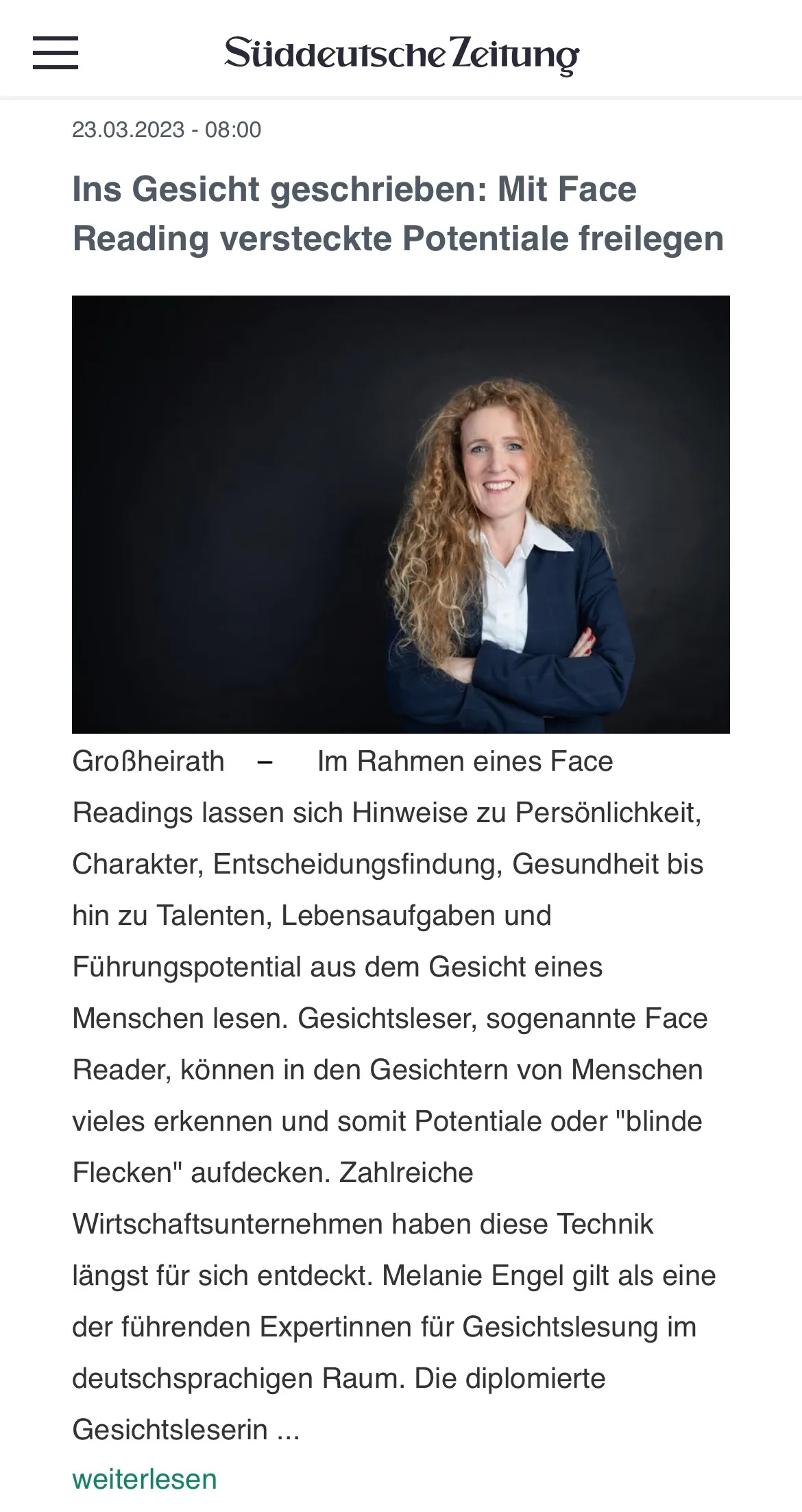 Süddeutsche Zeitung Artikel vom 23.03.2023 über Face Reading mit Portrait einer Frau mit lockigem rötlichem Haar in dunklem B