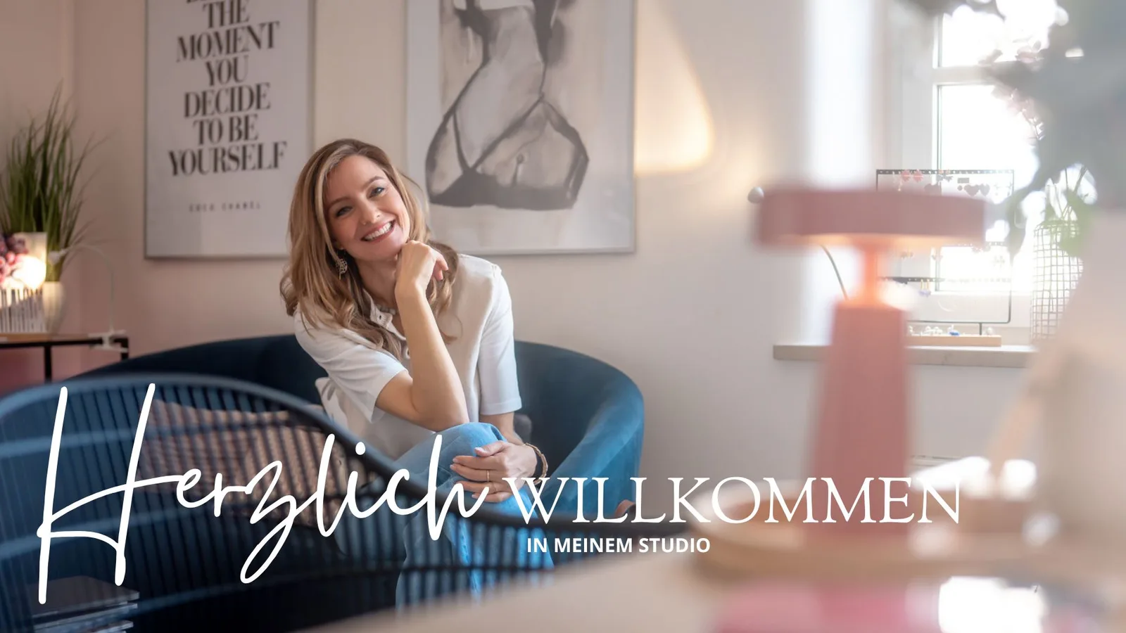 Farbe – Live-Workshop zur Farbberatung 5 Frau im Studio sitzend mit Text Herzlich WILLKOMMEN IN MEINEM STUDIO
