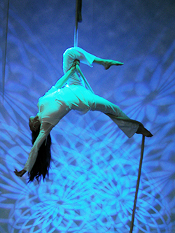 Feldenkrais-Lektion – Für den Schultergürtel von Susanne Richter 5 Artistin bei Aerial Rope Performance mit türkiser Beleuchtung
