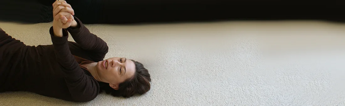 Feldenkrais-Lektion – Für den Schultergürtel von Susanne Richter 2 Feldenkrais-Lektion für Schultergürtel, Frau liegt auf Rücken und führt Armübung durch