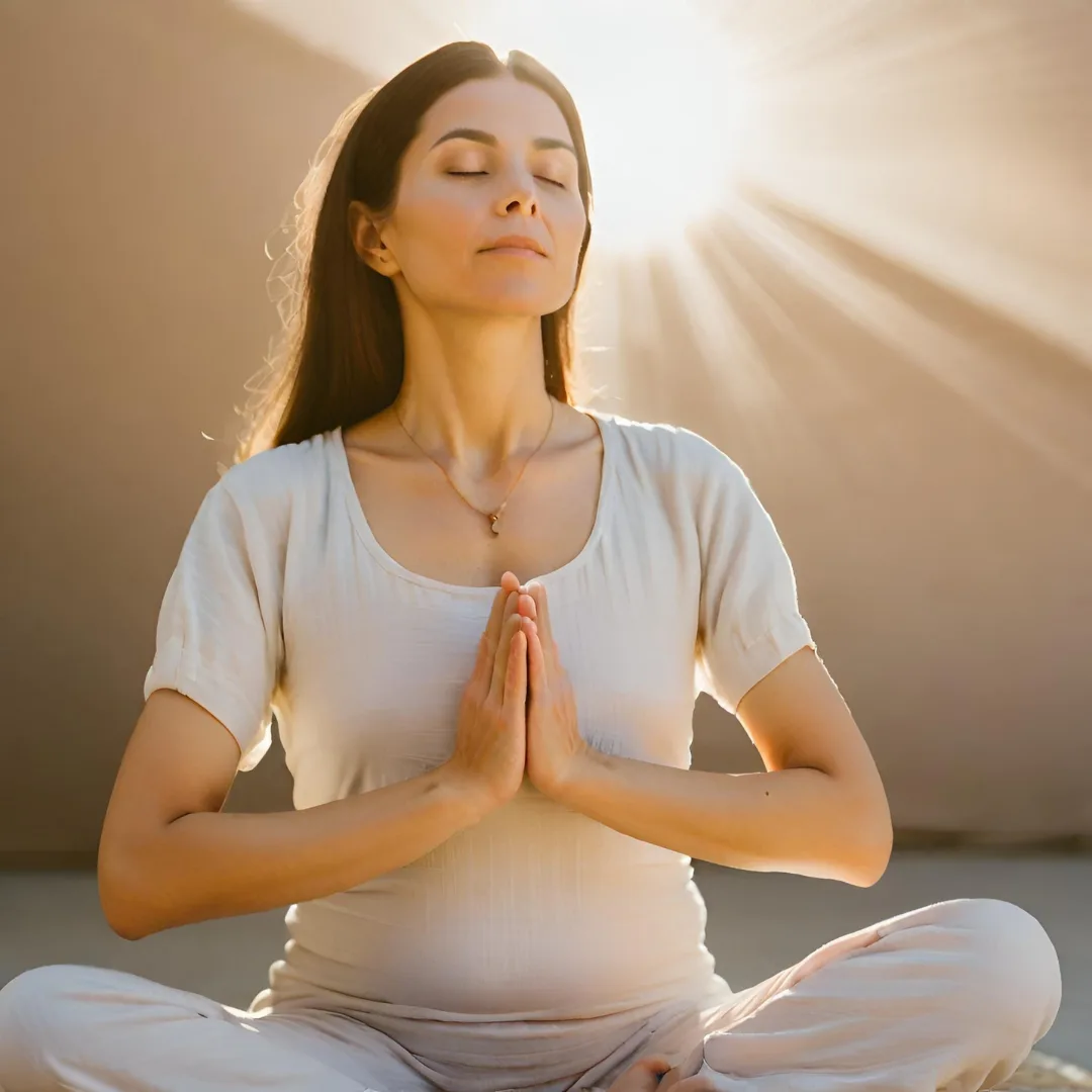 Fertility Flow - Schwangere Frau in Meditationshaltung, weiße Kleidung, Händen über dem Bauch, golden beleuchtete Szene