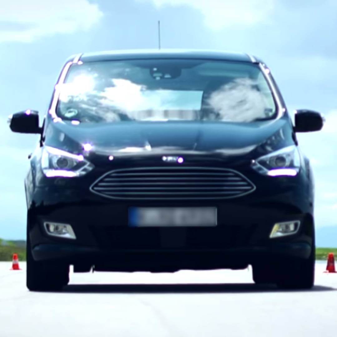 Ford C-Max 2015 in Schwarz von vorne, Kompaktvan mit LED-Scheinwerfern