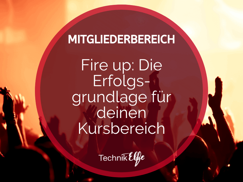 Hero-Banner Fire up Kurs mit Publikum bei Sonnenuntergang und rotem Kreis mit Textoverlay
