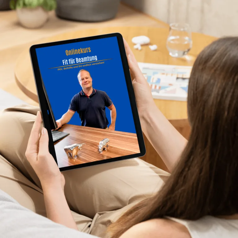 Frau hält iPad mit Onlinekurs Fit für Beamtung auf Bildschirm, sitzt auf Sofa mit Tisch im Hintergrund
