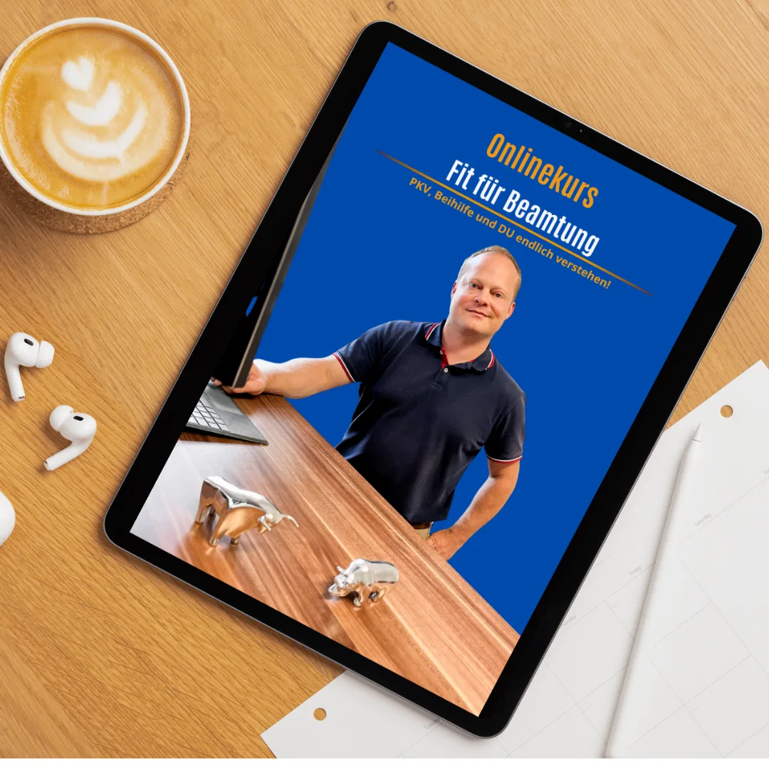iPad-Mockup zeigt Onlinekurs Fit für Beamtung mit Instructor Bernd Krause auf blauem Hintergrund, umgeben von Kaffee und Airp