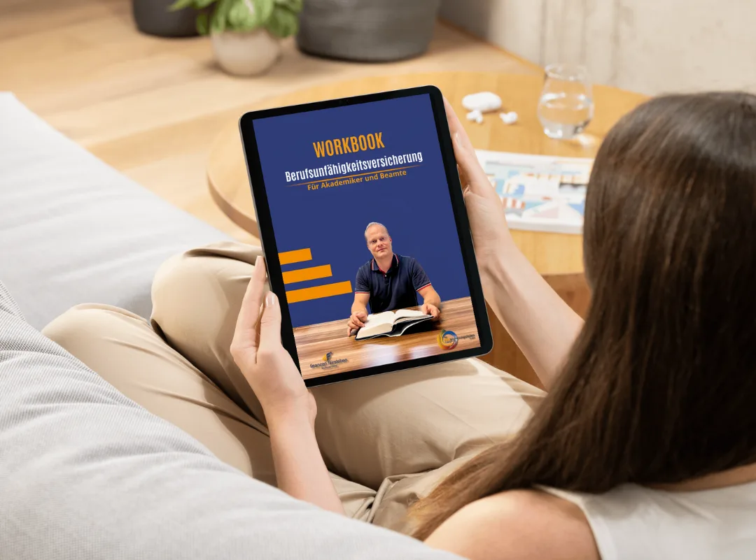 Fit für PKV – Videokurs zur PKV von Bernd Krause 6 Frau hält Tablet mit Workbook Berufsfähigkeitsversicherung für Akademiker und Beamte