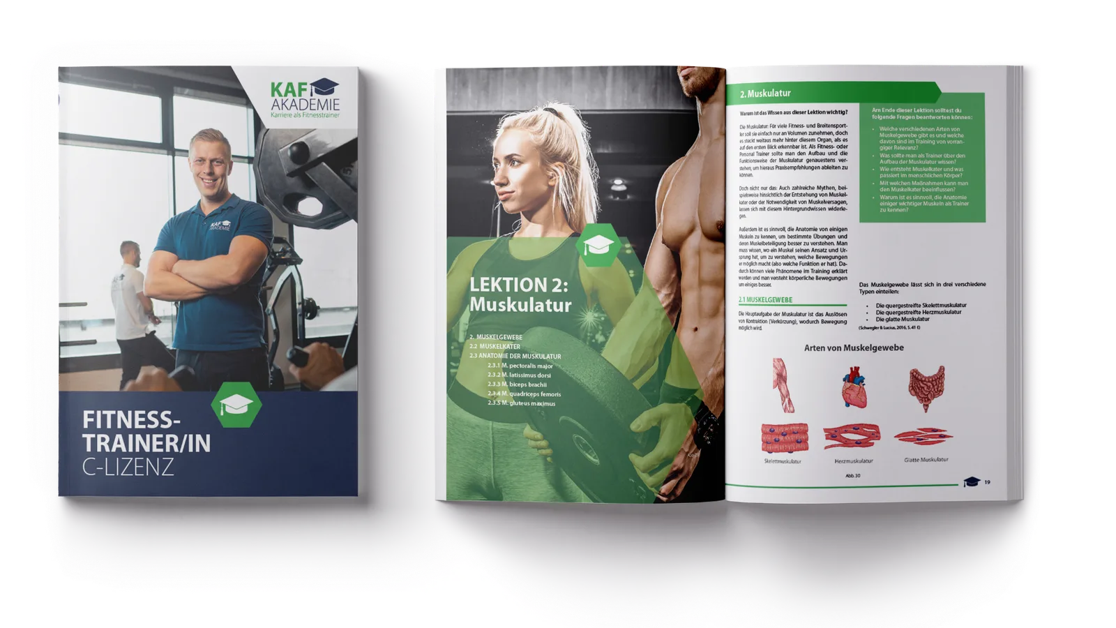 Aufgeschlagene Fitnesstrainer C-Lizenz Druckversion mit Seite zu Muskulatur, Trainer-Porträt auf Vorderseite